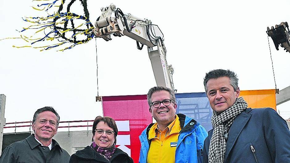  Feierten unter der Richtkrone (v.l.): Landrat Hans-Jürgen Petrauschke, Bürgermeisterin Dr. Ulrike Nienhaus, Einrichtungshauschef Stephan Laufenberg und Expansionschef Johannes Ferber.  