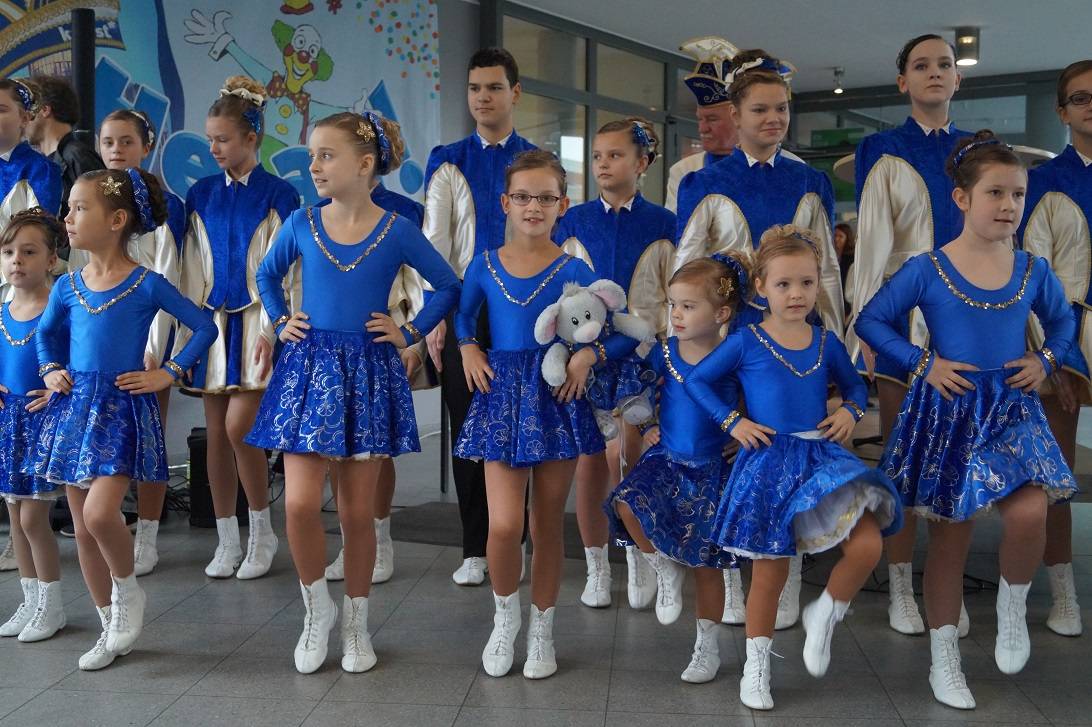  Die kleinen und großen Tänzerinnen der Narrengarde werden beim Biwak kräftig mitfeiern. 