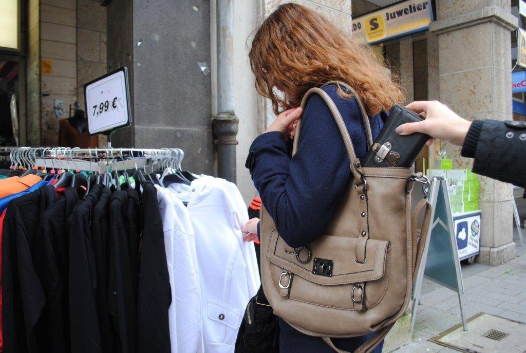 Taschendiebstahl im Omnibus - Zeuge stellt Tatverdächtige zur Rede