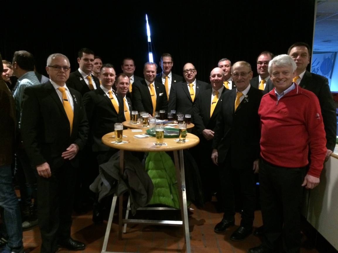  Konrad Wilms (rechts) vom Marienheim-Hospiz freute sich am vergangenen Sonntag über die zweite Spende der Reitergemeinschaft Kaarst. 