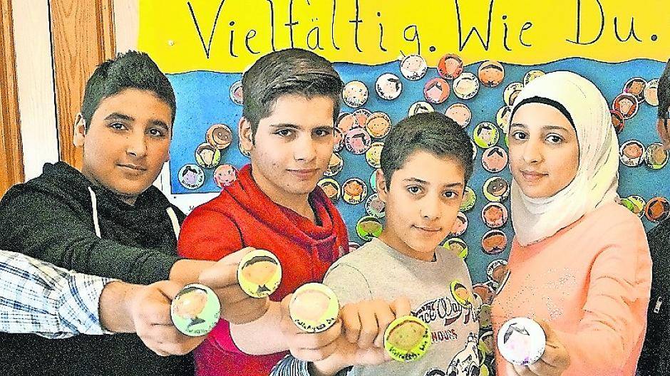  Flüchtlingskinder und Schüler der Elisabeth-Selbert-Realschule hatten im vergangenen Jahr das Programm zum Tag der Deutschen Einheit im Kaarster Rathaus mitgestaltet. Jetzt will die SPD genau wissen, wie die Situation von Flüchtlingen an Kaarster Schulen ist. 