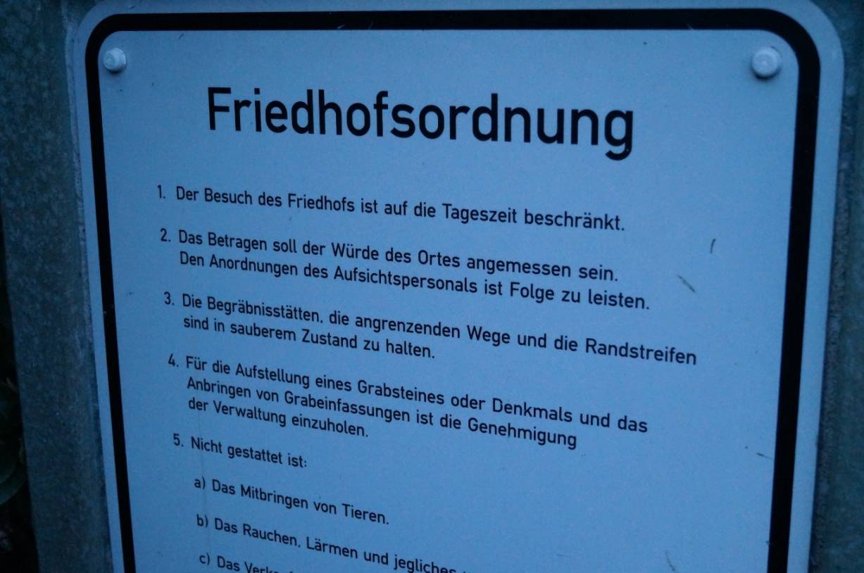 Die Friedhofsordnung besagt: "Die Begräbnisstätten, die angrenzenden Wege und die Randstreifen sind in sauberem Zustand zu halten." 