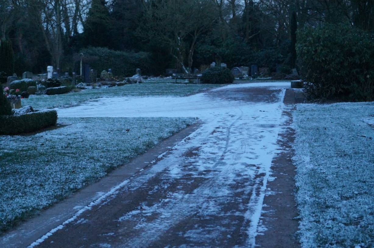 Schnee, Eis, Matsch und Laub: Rutschgefahr auf dem Friedhof