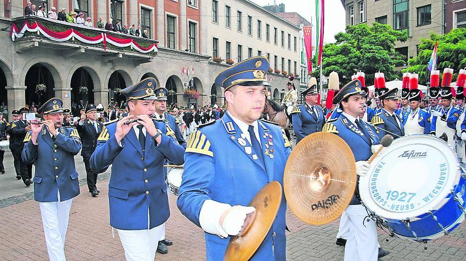  Ein Neusser Schützenfest ohne die Musik? Ausgeschlossen! Tragen Sie dazu bei, dass sich das Repertoire der Schützenlieder erweitert. 