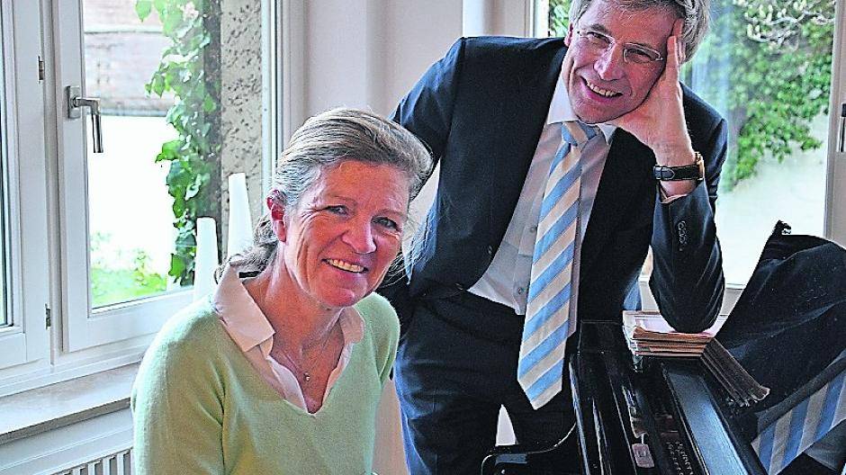  Das Schützenkönigspaar sucht neue Lieder. 