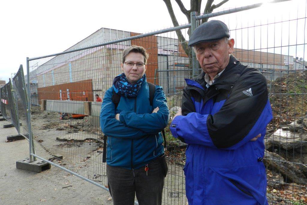  Gudula Hesse und Paul Stegemann vor dem Norfer Supermarkt. 