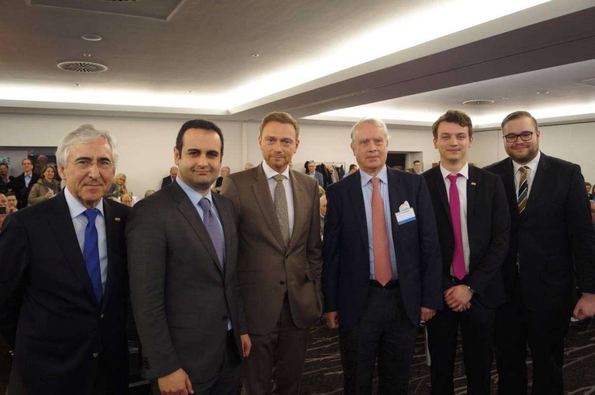  Christian Linder (3. von links) mit lokaler FDP-Prominenz (von links): Günter Kopp, Bijan Djir-Sarai. Dr. Heinrich Thywissen, David Engelbrecht (JuLi) und Landtagskandidat Simon Kell. 