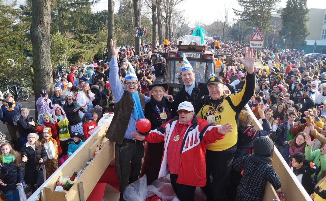  Beim Rosenmontagszug in Büttgen bleibt kein Auge trocken: Tausende Jecken, tonnenweise Kamellen und dutzende bunte Wagen versprechen närrische Stunden. 