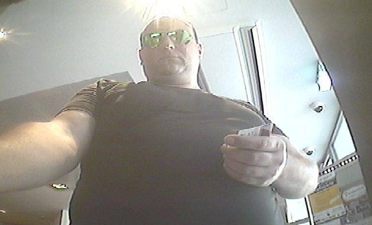 Polizei sucht mit Bildern nach möglichem Räuber