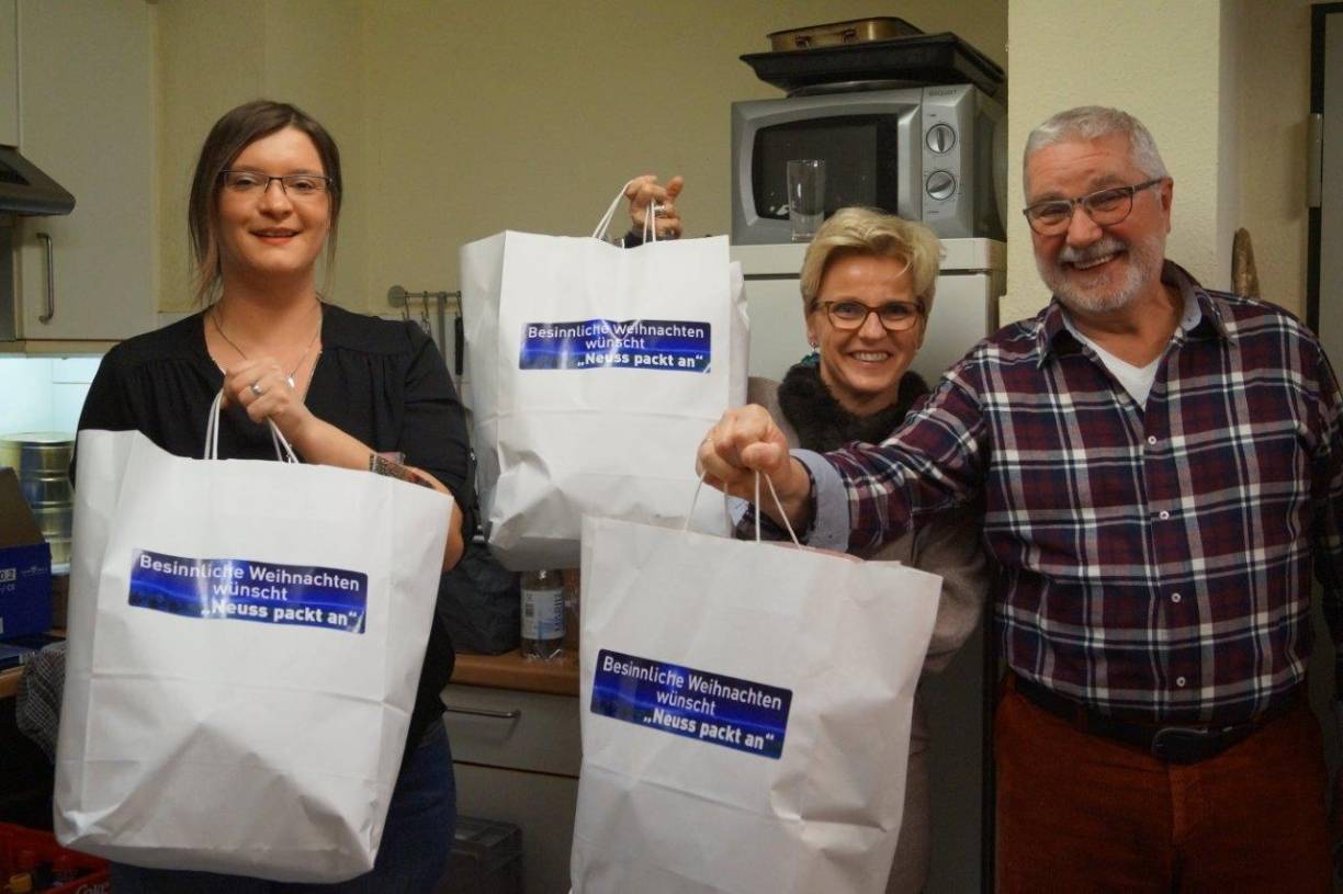  Das Team von „Neuss packt an — warm durch die Nacht“ engagiert sich das ganze Jahr über für Obdachlose, verteilt mindestens einmal monatlich Sachspenden. 