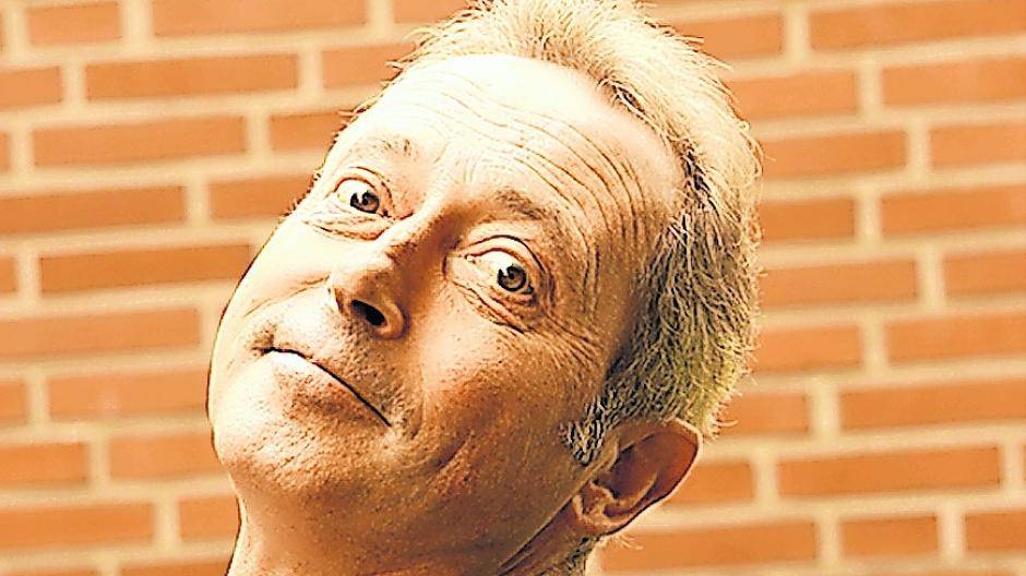  Johannes Brand lädt zum Mitsingen ein. 