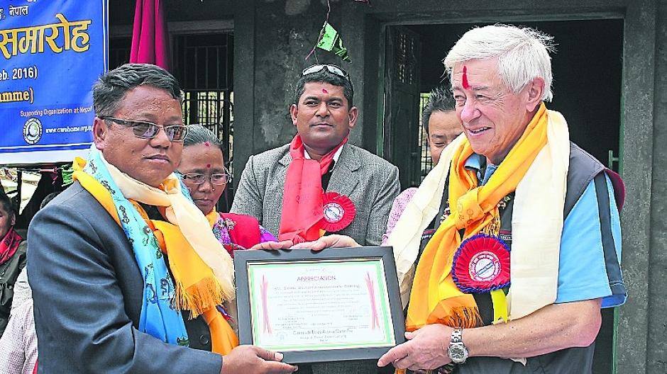  Gemeindevorsteher Mr. Gurung überreichte als Dankeschön eine Ehrenurkunde an den Kaarster Reiner Strauss. 