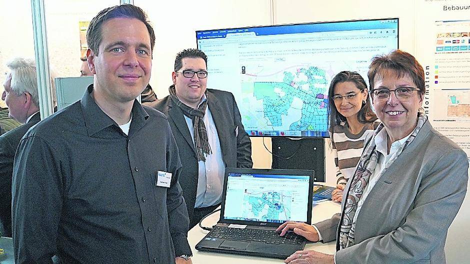  Sie stellten die neue Internetplattform vor (v.l.): Andreas Kalla, Michael Schmidt-Karrenbrock, Karina Schulz (alle Bereich Planung) und Bürgermeisterin Dr. Ulrike Nienhaus. 