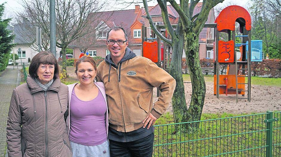  Die alten Spielgeräte wurden mittlerweile abgebaut, jetzt freuen sich die Anwohner Roswitha Röhe, Grit Grüttner und Thomas Beyer auf einen Nachbarschaftstreffpunkt. 