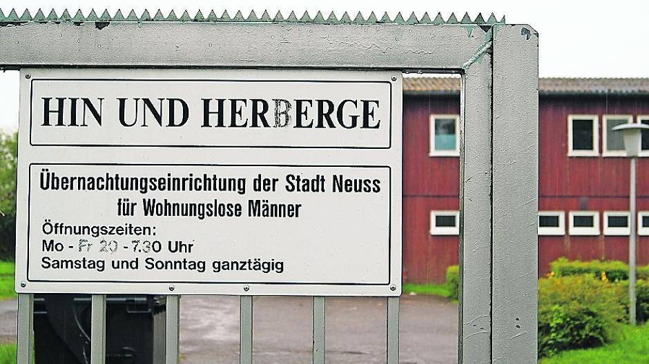  Viele Obdachlose schlafen nachts auf der Straße. Sie klagen, dass die Hin- und Herberge überlaufen sei. 