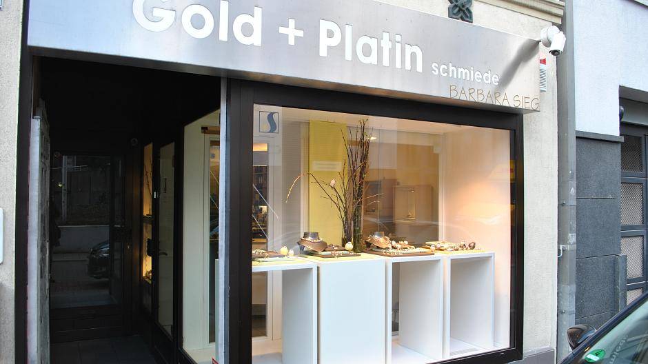  Die Gold- und Platinschmiede bietet viele kleine Lieblingsstücke. 