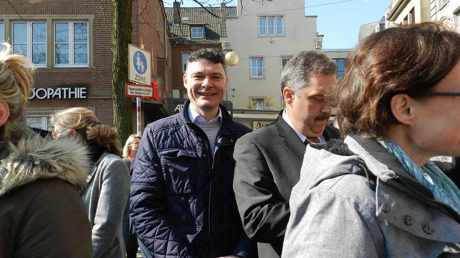 Dr. Jörg Geerlings (CDU) ließ sich die Volksfeststimmung vor dem Vogthaus nicht...