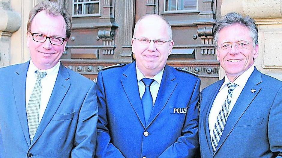  Hans-Werner Winkelmann, Detlef Gernandt und Hans-Jürgen Petrauschke (v.l.n.r.) stellten die Zahlen zur Kriminalitätsentwicklung 2015 vor.  