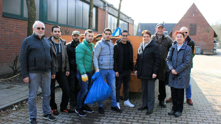 Sammler trafen sich am Ende des Drei-Besen-Tags auf dem Vorster Bauhof