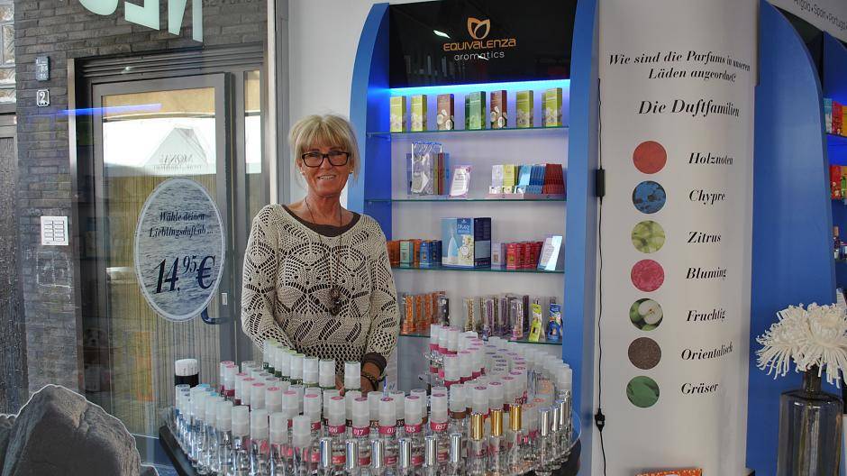  Christine Kleindiek hilft bei der Suche nach dem richtigen Duft. 