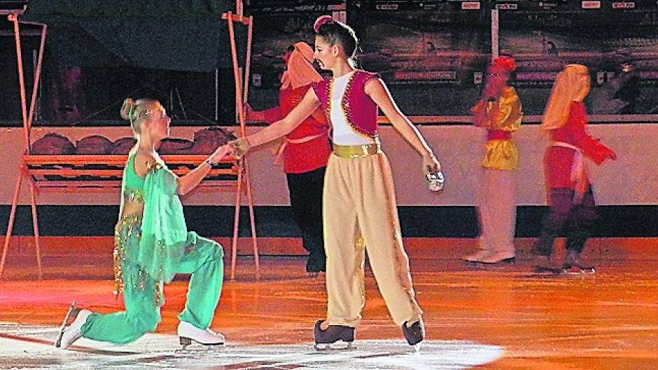  Mit Peitsche und attraktiver Begleitung: Bürgermeister Reiner Breuer vor seinem Auftritt auf der Eisfläche. 
