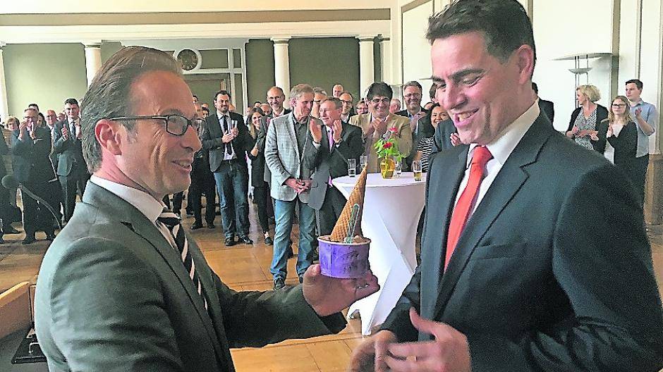  Bürgermeister Reiner Breuer schenkt Sozialdezernent Stefan Hahn zum Abschied ein italienisches Eis. 
