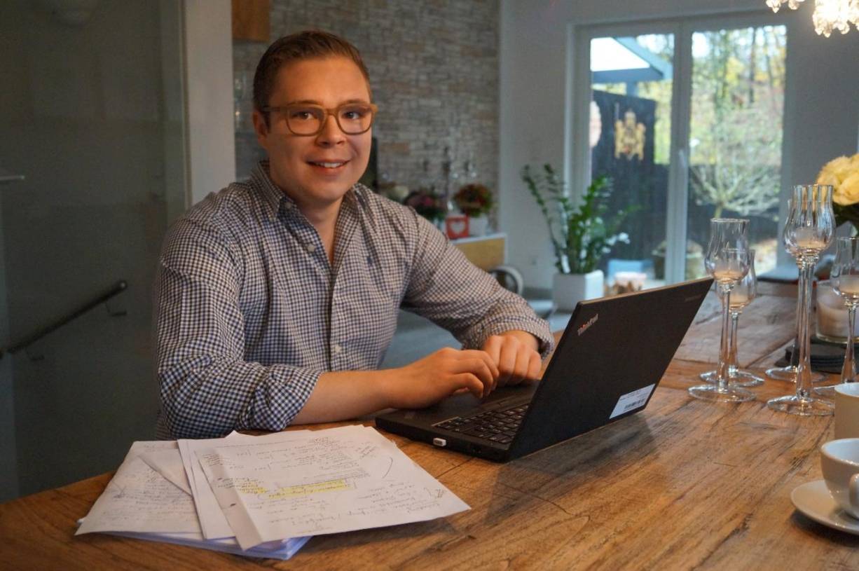  Der 24-jährige Marvin Nowozin denkt quer — sein Buch „Sind alle Schwäne weiß?“ erscheint im Frühjahr. 