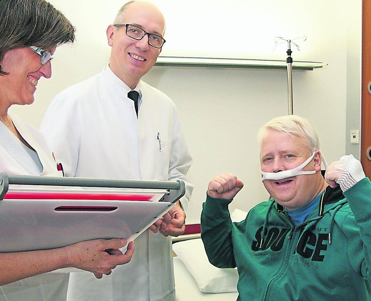  Nur zwei Stunden nach der OP durch Chefarzt Dr. Andreas Neumann war Frank Möll wieder topfit, empfing Ratsmitglieder der CDU und telefonierte lange mit SPD-Ratsfrau Constanze Kriete, die ihm Horror-Geschichten von ihrer OP erzählte. 