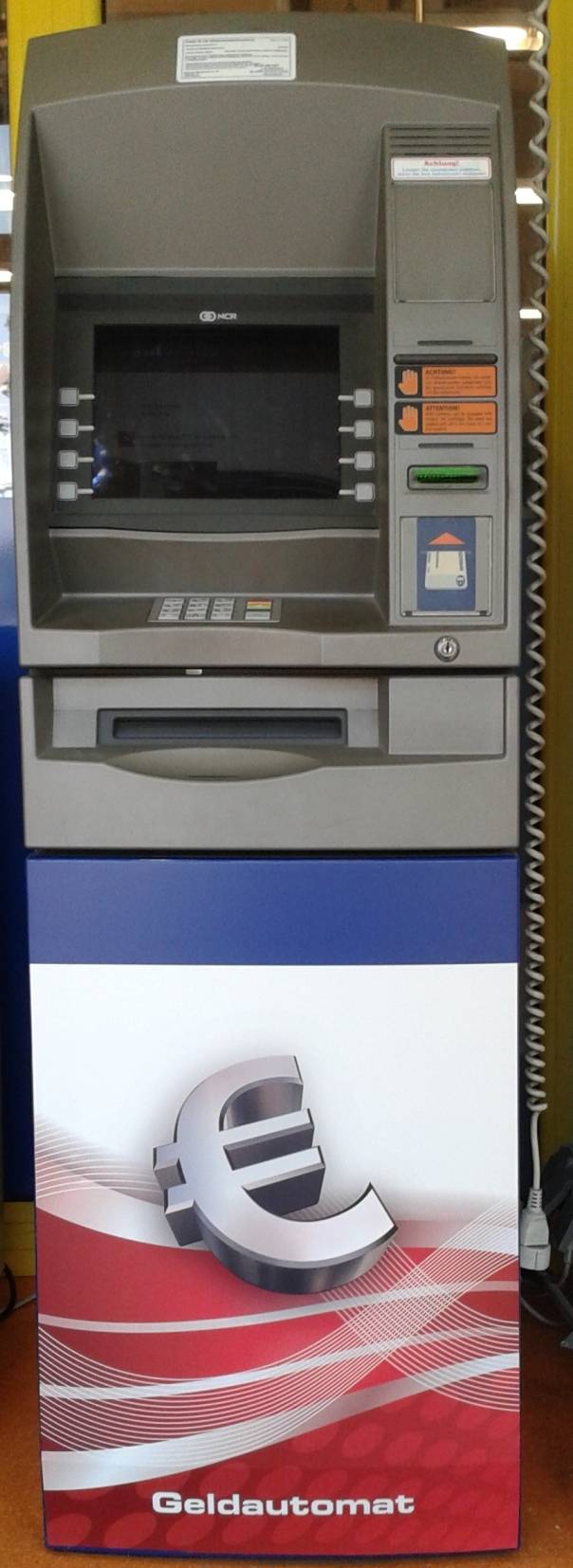 Geldautomat gestohlen - Zeugen gesucht