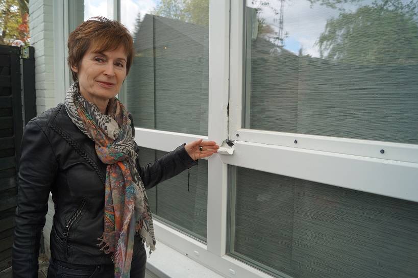  Sabina Hallmann rüstete auf. Das Fenster... 