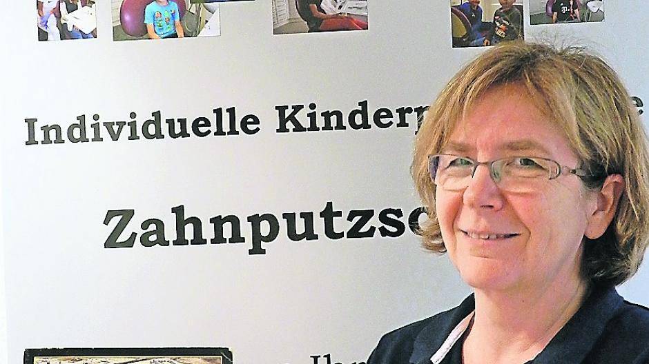  Karina Kowohl-Dambon mit der „Schneckenpostkarte“: „Ich glaube nicht, dass es in Dubai noch so aussieht wie auf der Postkarte dargestellt“, schmunzelt die Zahnärztin. 