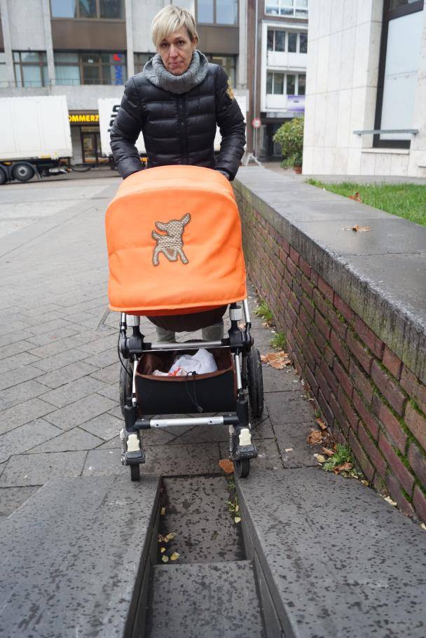  Barbara Herzog gelingt es zwar, den Kinderwagen hochzuschieben — doch leicht ist es nicht. 