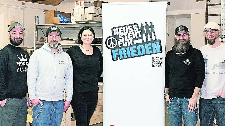  Das Kernteam von „Neuss steht für Frieden“. Wer die Gruppe personell und mit frischen Ideen bereichern will, kann sich jederzeit über Facebook melden. Von links nach rechts: Marc Bienefeld, René Schulz, Claudia Salewski, Rolf Rath und Sebastian Wiedenbusch. 