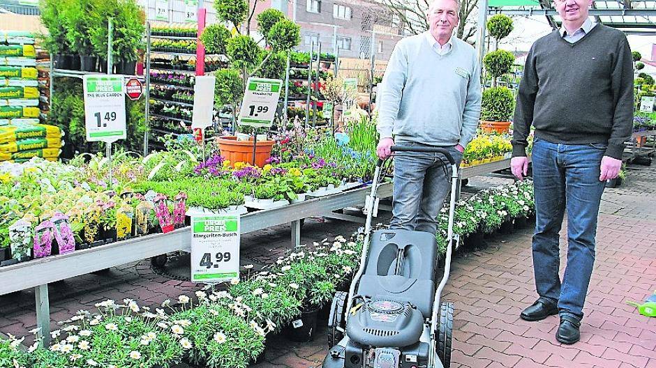  Uwe Schmidtke und Michael Müller vom Sturm Hagebaumarkt verlosen einen Benzin-Rasenmäher BIG WHEELER 510 4 in 1. 