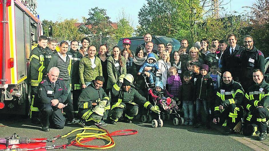  Vorbildliches Engagement: Kaarster Feuerwehrleute kümmern sich um die Sicherheit der Wohnheime für Flüchtlinge.  