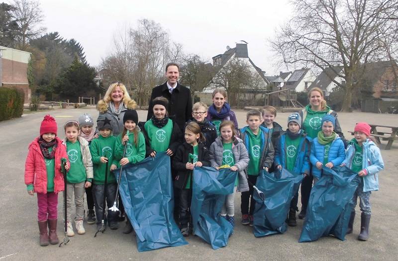  Der Beigeordnete Dr. Sebastian Semmler gab in der Matthias-Claudius-Schule den Startschuss für den Drei-Besen-Tag. 