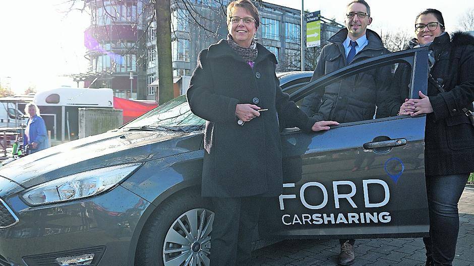  Das Carsharing-Projekt in Kaarst hatte Bürgermeisterin Dr. Ulrike Nienhaus (l.) unterstützt. Ob dieses Modell auch für die Motorisierung ihrer Rathausmitarbeiter denkbar sei? „Mal sehen, da kann ich mich noch nicht festlegen“, sagte sie. 