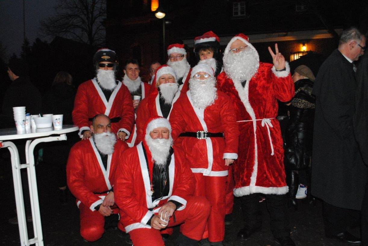 Im Schatten der Andreaskirche kommen Norfer und Gäste in Weihnachtsstimmung