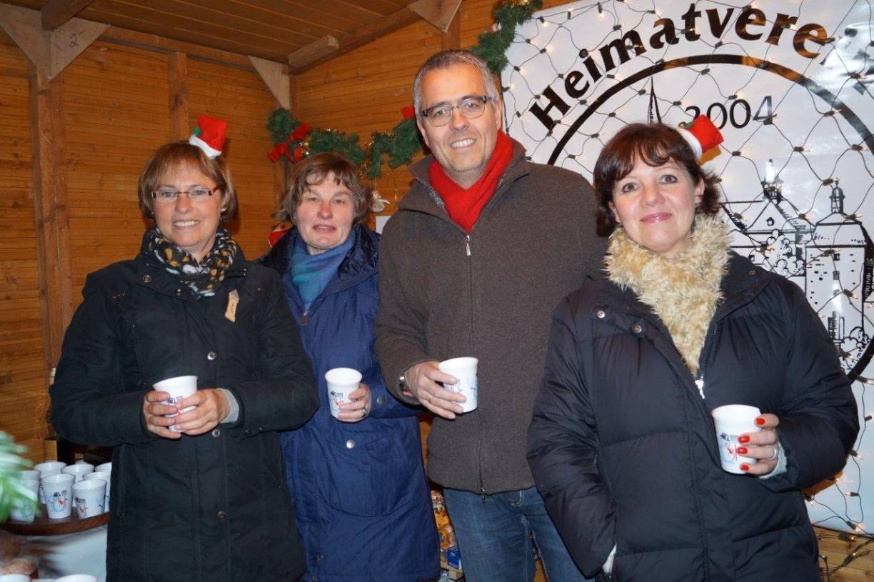 Im Schatten der Andreaskirche kommen Norfer und Gäste in Weihnachtsstimmung