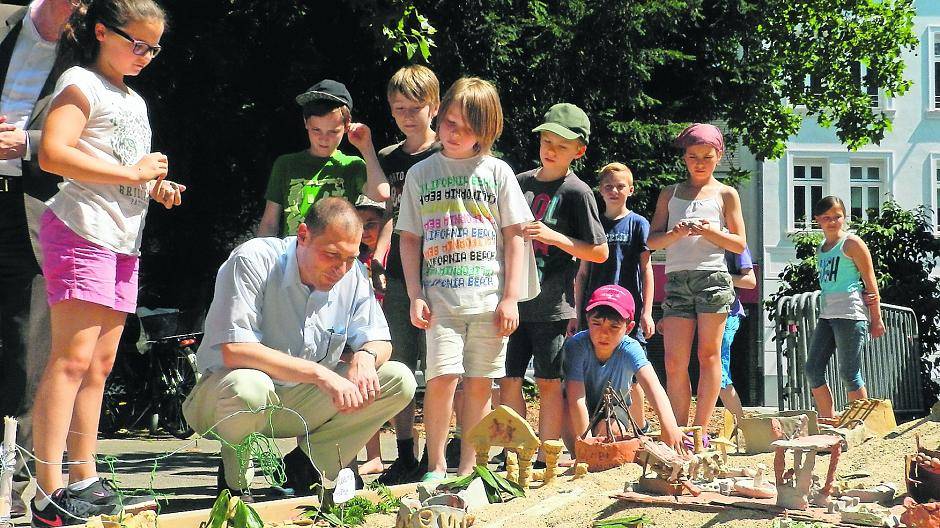  Die Errichtung einer „Stadt der Kulturen“ gehört zum Ferienprogramm der Alten Post. 