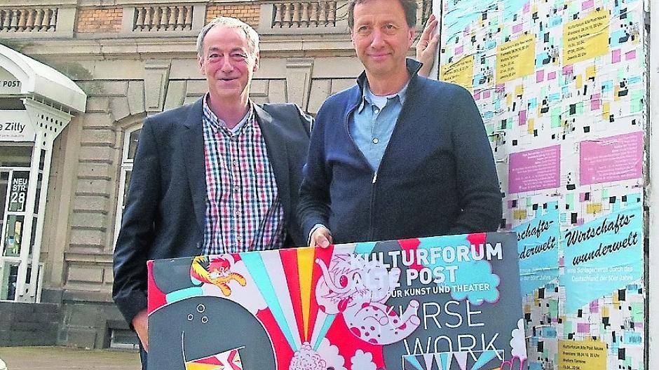  Der Leiter der Alten Post, Hans Ennen-Köffers (links) und sein Stellvertreter, Klaus Richter, stellen das neue Programm vor.  