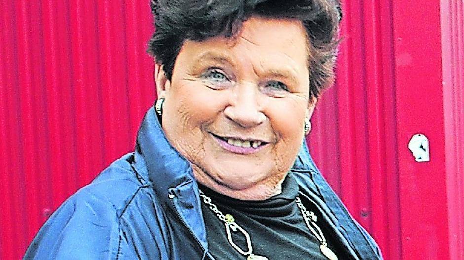  Waltraud Beyen hört genau zu. 