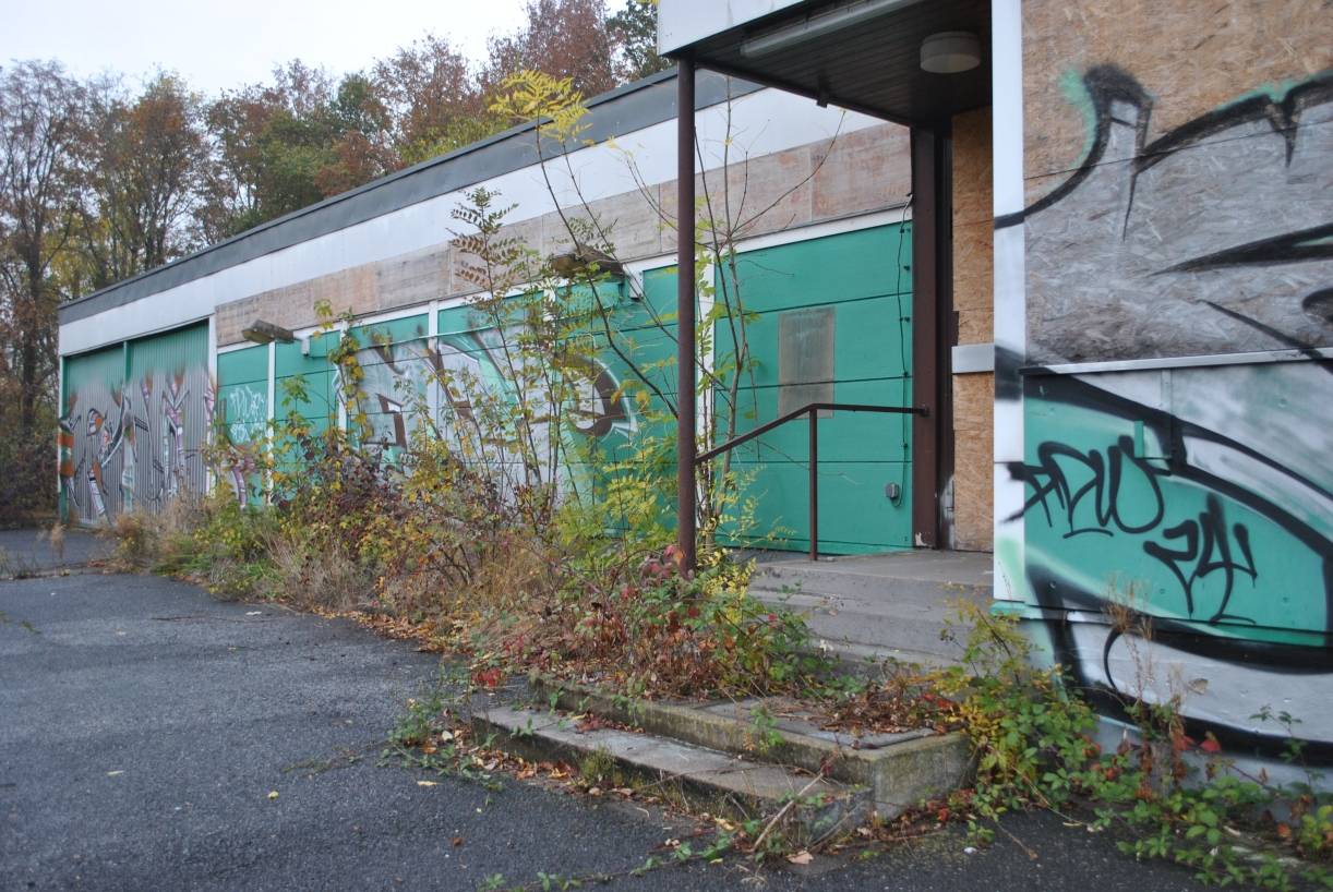  Mittlerweile sieht das Gebäude aus wie die Kulisse eines Horrorfilms — heruntergekommen, zugewuchert und voller Graffiti. 