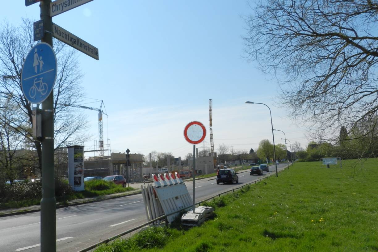  Die Nachtigallenstraße wird aufgrund von Straßenbauarbeiten zwischen Amselstraße und Chrysanthemenstraße für etwa zwei Monate gesperrt.  