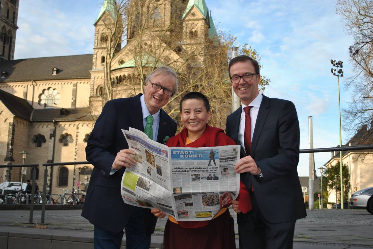  Ani Choying, die singende Nonne und Nepalbotschafterin für Unicef, mit Heribert Bohnen (rechts) von der Commerzbank und Heribert Klein, Organisator der Unicef-Gala. 
