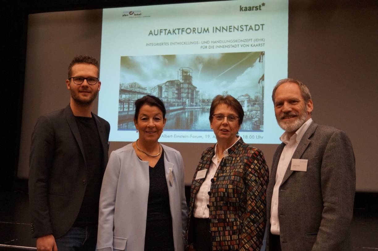  Marco Eissing (plan-lokal), die Technische Beigeordnete Sigrid Burkhardt, Bürgermeisterin Dr. Ulrike Nienhaus und Alfred Körbel (plan-lokal) freuen sich auf zahlreiche Ideen. 