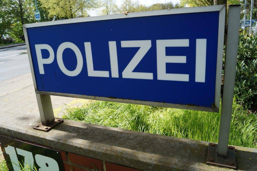 Raubüberfall auf Supermarkt - Polizei fahndet nach maskiertem Täter