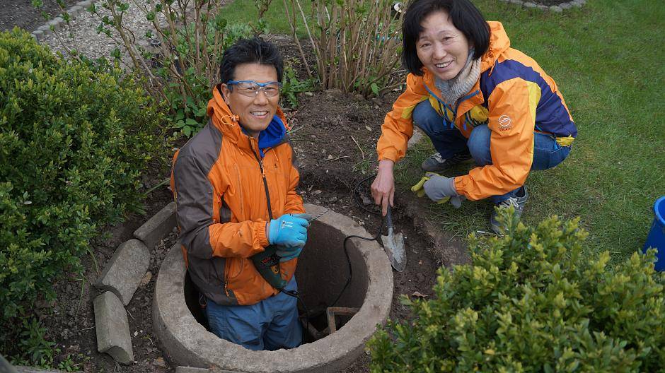 Soondan Han und Heungsik Park bei der Arbeit: Kleingärtner haben immer etwas zu...