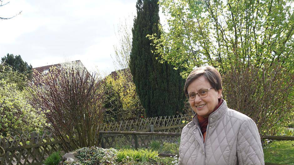 Anneliese Siebrands besitzt ihren Garten seit vielen Jahren, Hund Jenny weiß den freien...