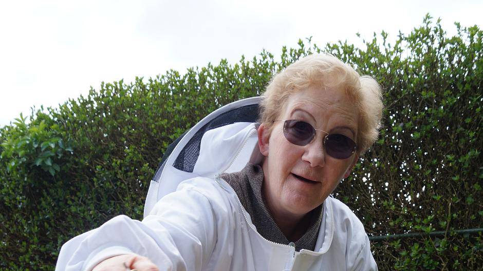 Es summt und brummt: Brigitte Schafhausen pflegt in ihrem Garten das Hobby der...